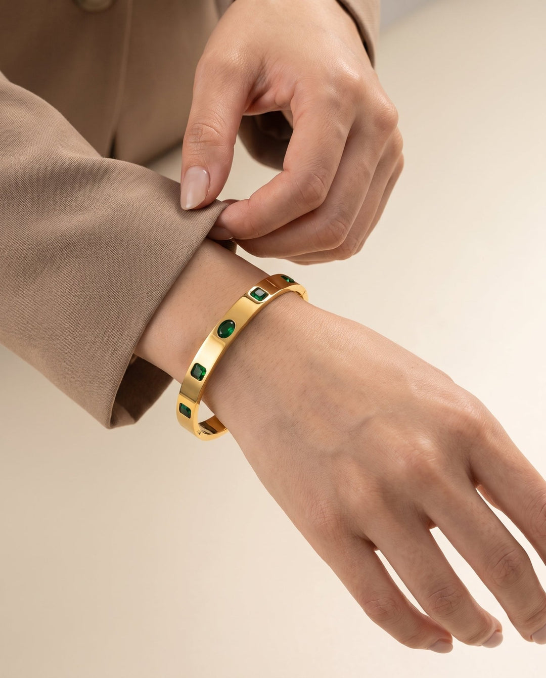 Emerald Inlay Gold Bangle Bracelet - iceandgold