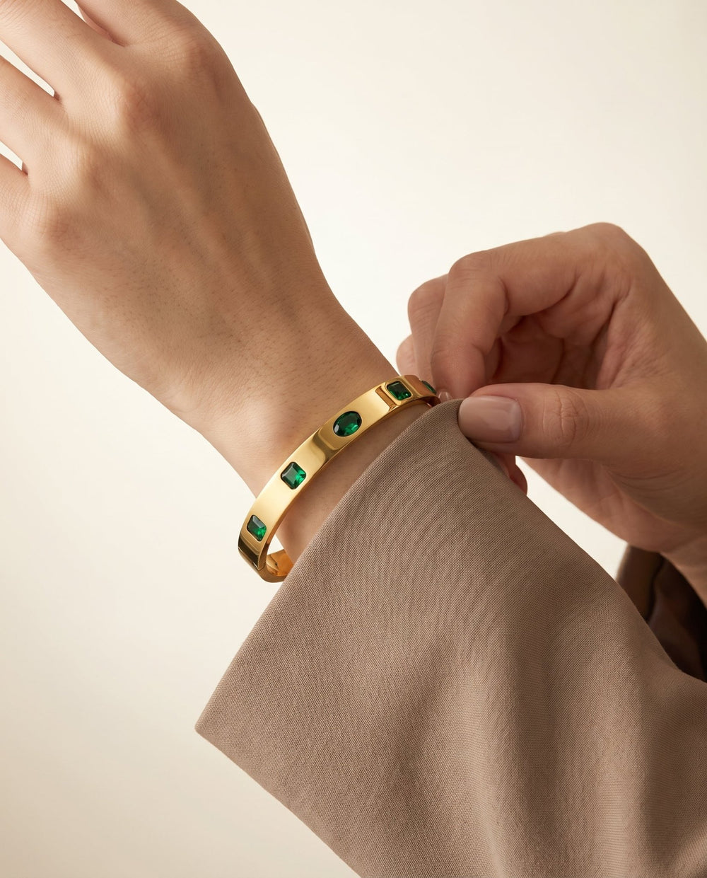 Emerald Inlay Gold Bangle Bracelet - iceandgold